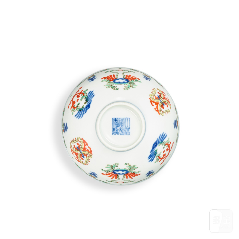 A wucai 'honeysuckle' bowl, Seal mark and period of Daoguang | 清道光 五彩忍冬紋盌 《大清道光年製》款 - 图4
